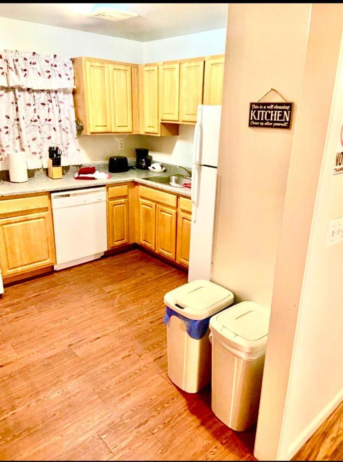 Large 3-bedrooms/2-bath Apt, One Block To Train Homestay