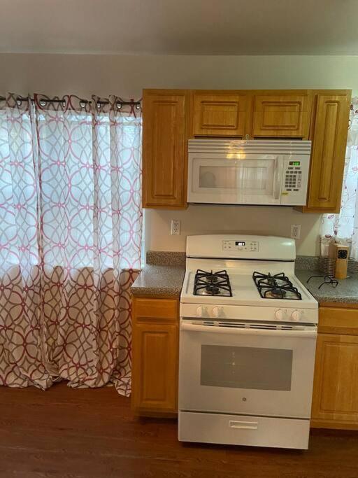Homestay Large 3-bedrooms/2-bath Apt, One Block To Train New York