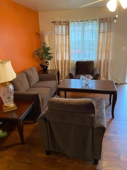 Large 3-bedrooms/2-bath Apt, One Block To Train Homestay *