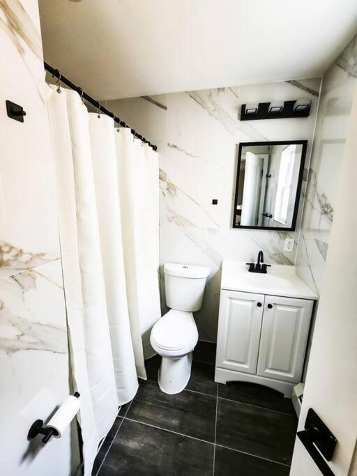A New Splash Of Color In The Heart Of Queens Holiday home *