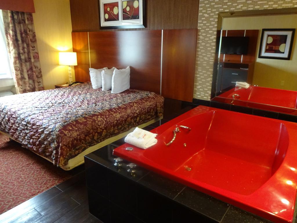 Khách sạn Ramada By Wyndham Staten Island 3*