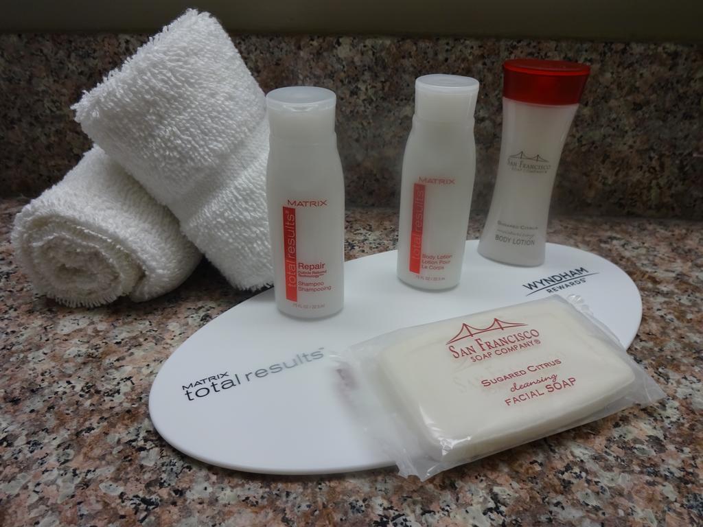 Ramada By Wyndham Staten Island Khách sạn 3*
