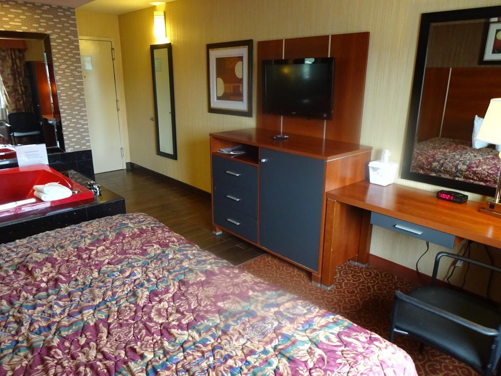 Khách sạn Ramada By Wyndham Staten Island