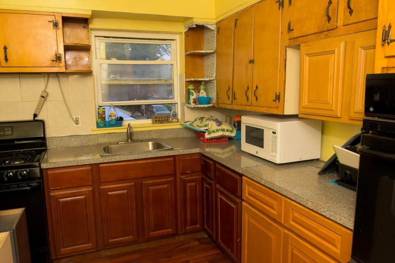One-bed-that-will-hold-a-family-of-two-people Ở trọ New York