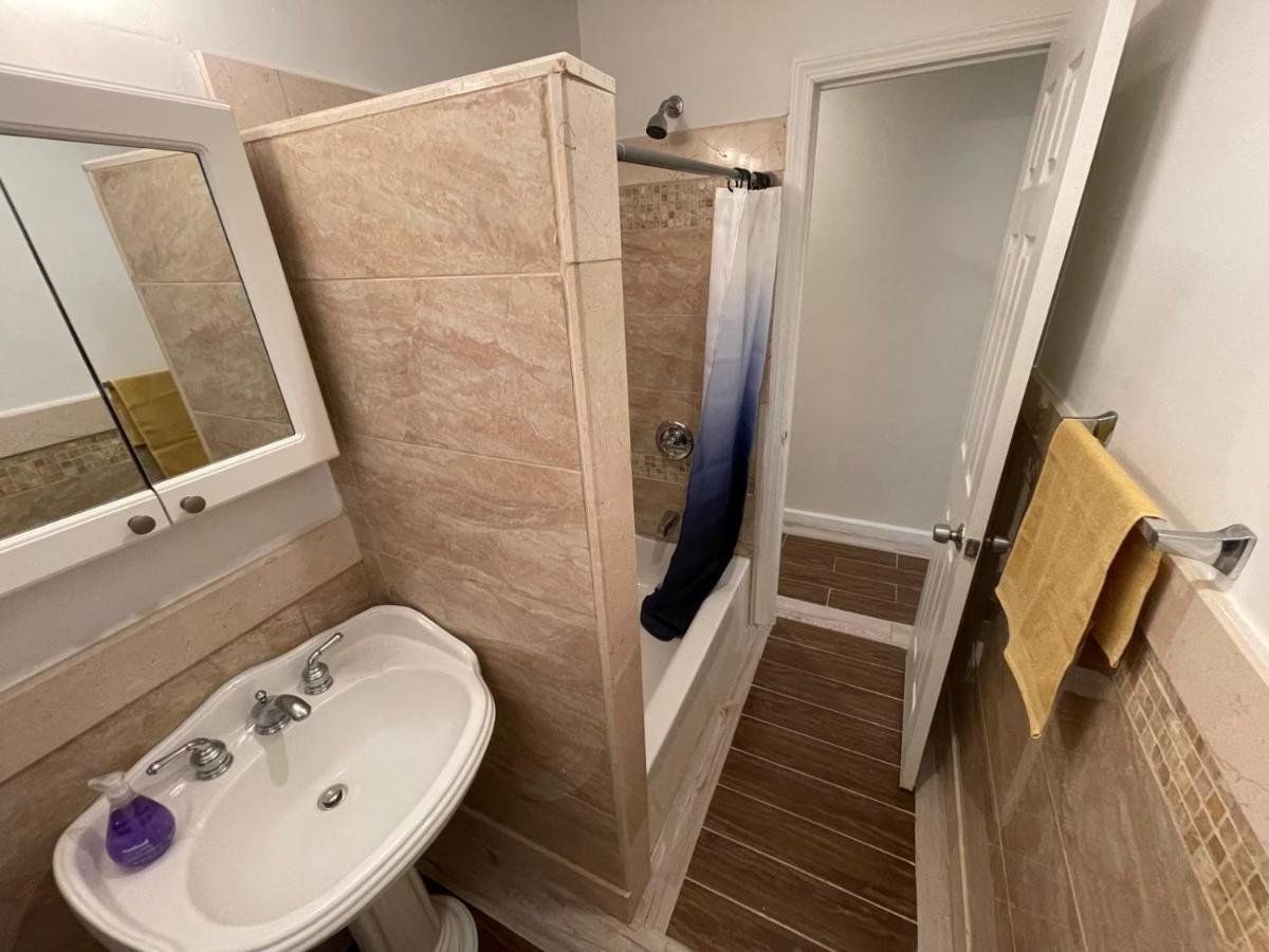 Elegant Private Close To Manhattan! - Is In A 2 Bedrooms Apartament And First Floor With Free Street Parking *