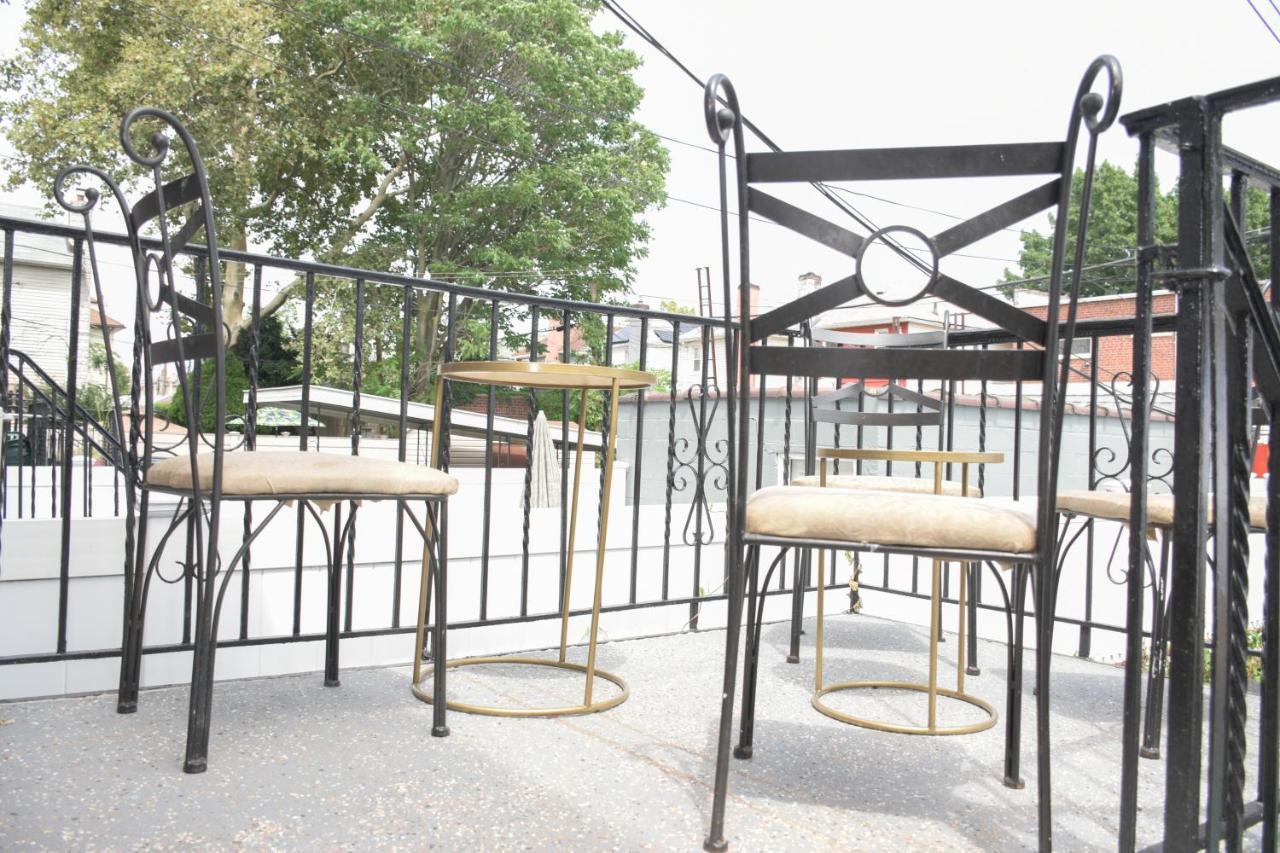 Ở trọ One-bed-that-will-hold-a-family-of-two-people New York