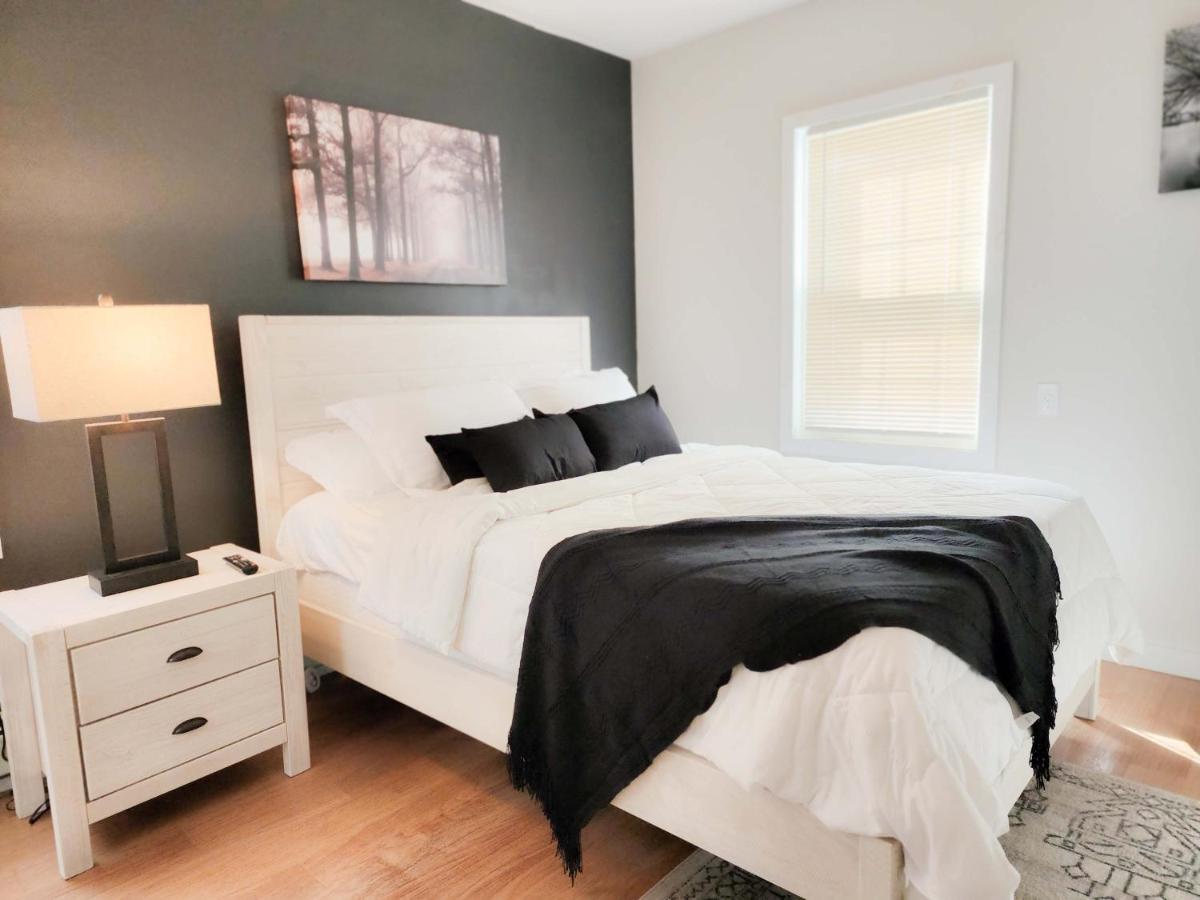 A New Splash Of Color In The Heart Of Queens Holiday home *