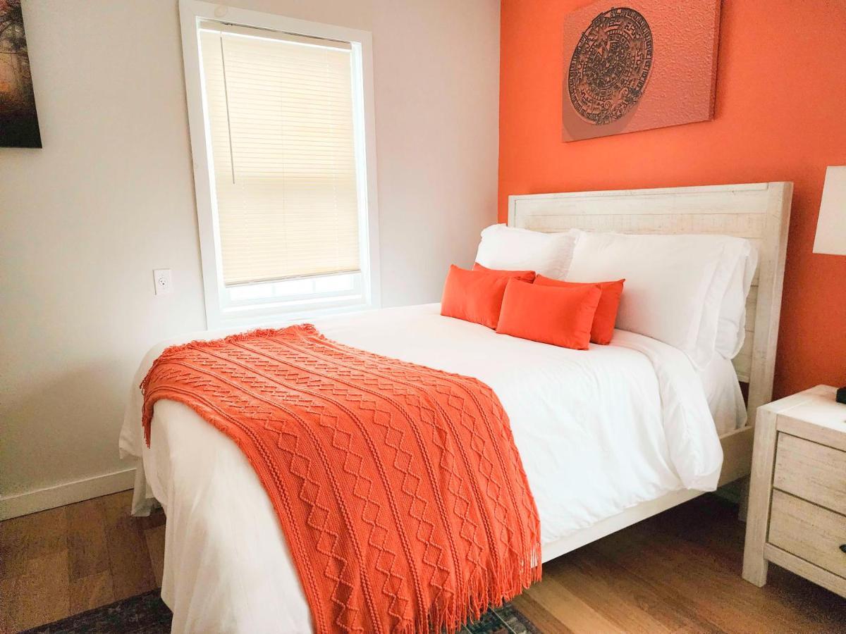 A New Splash Of Color In The Heart Of Queens Holiday home New York