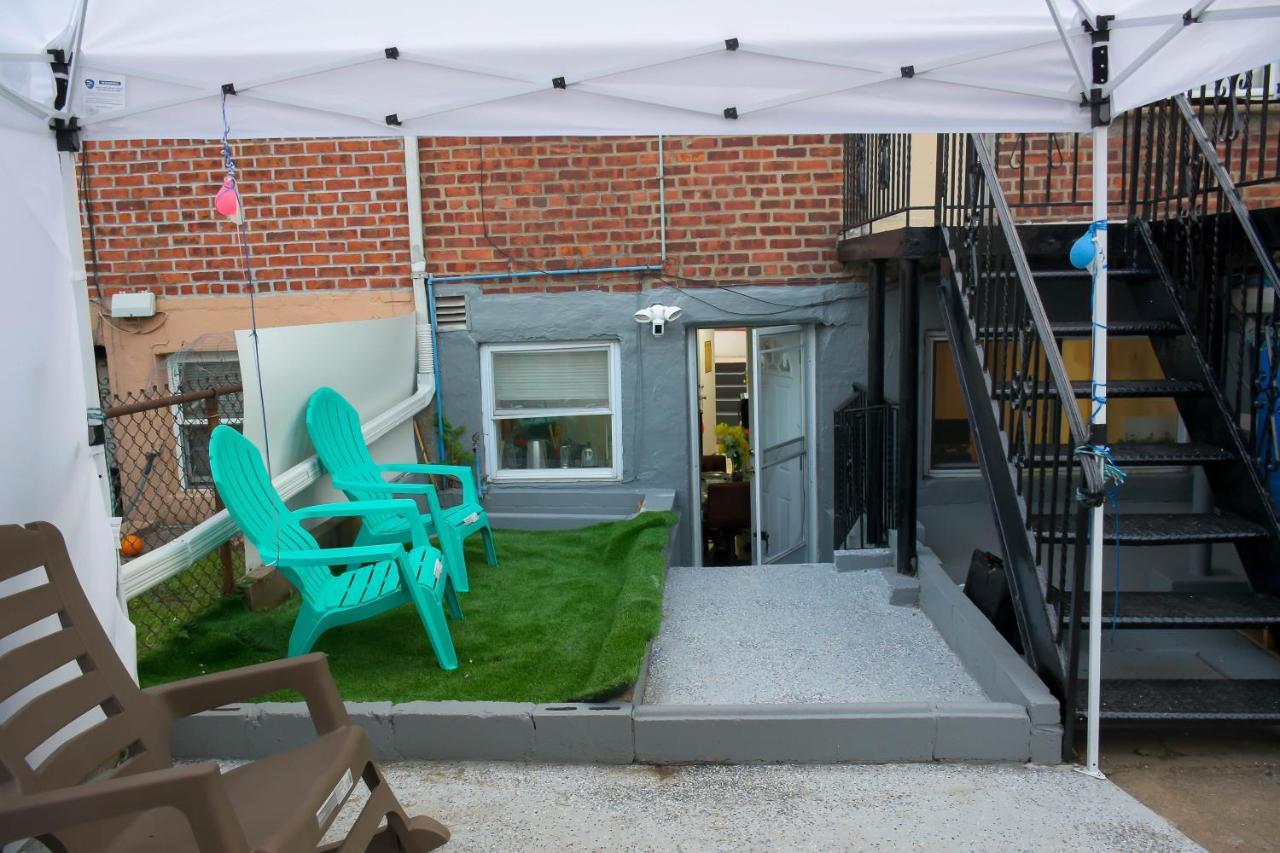 One-bed-that-will-hold-a-family-of-two-people Ở trọ New York