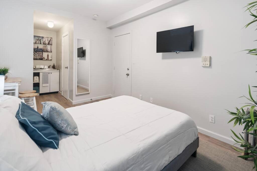 Central 2br - Walking Distance To Times Square Apartment *