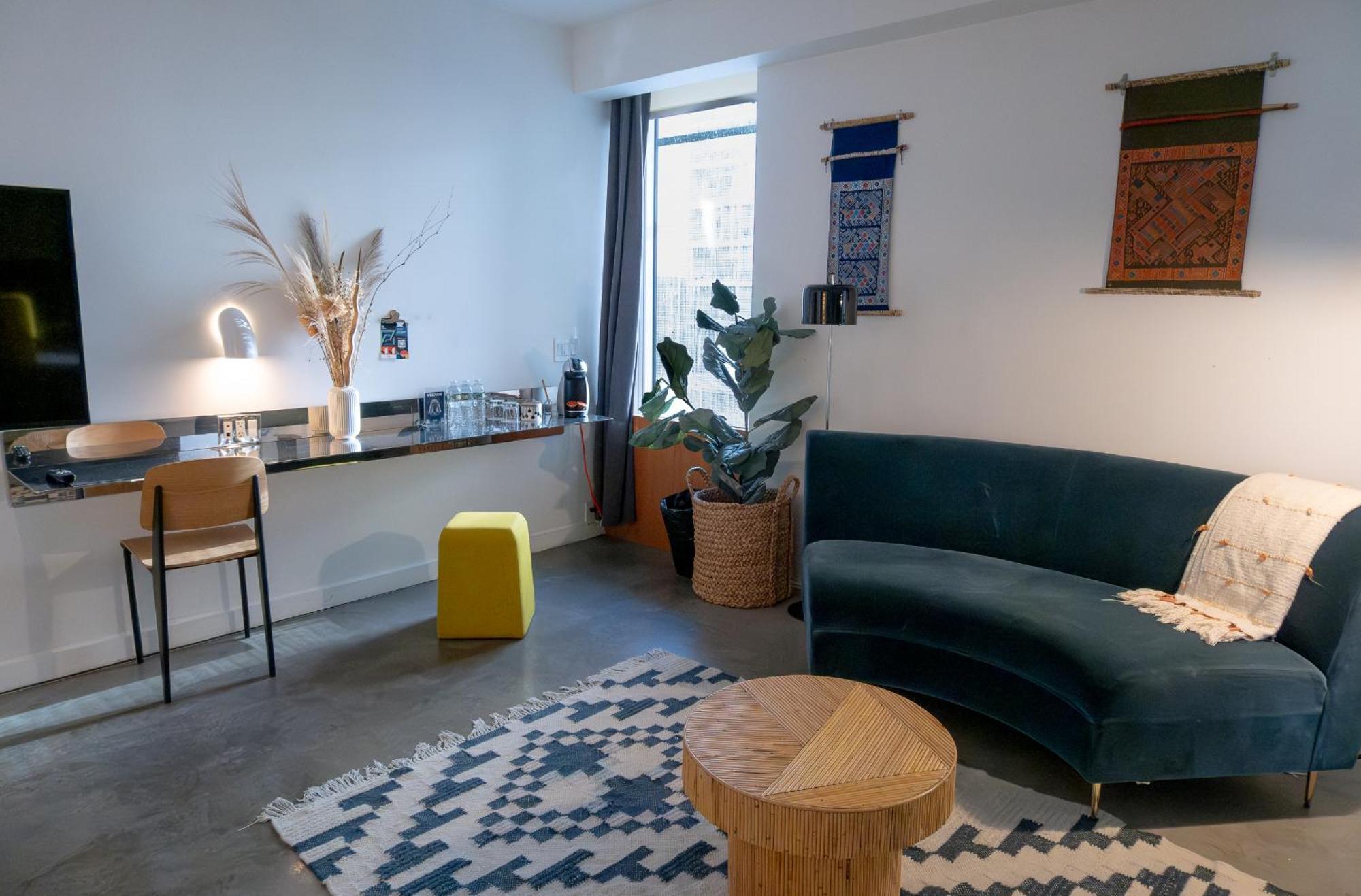 Khách sạn Alameda, Highline 4*