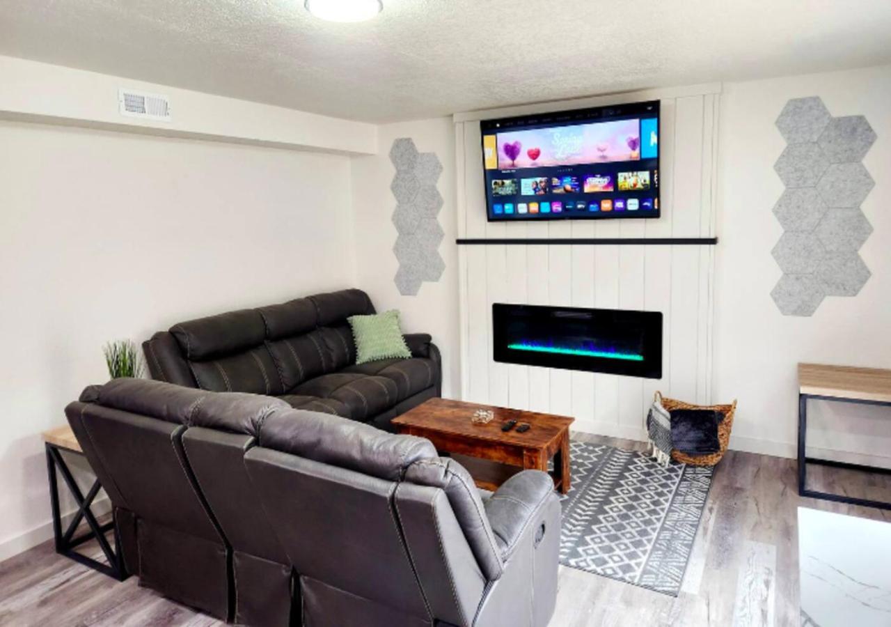 Modern 2 Bed One Bath At West Side Apartment *
