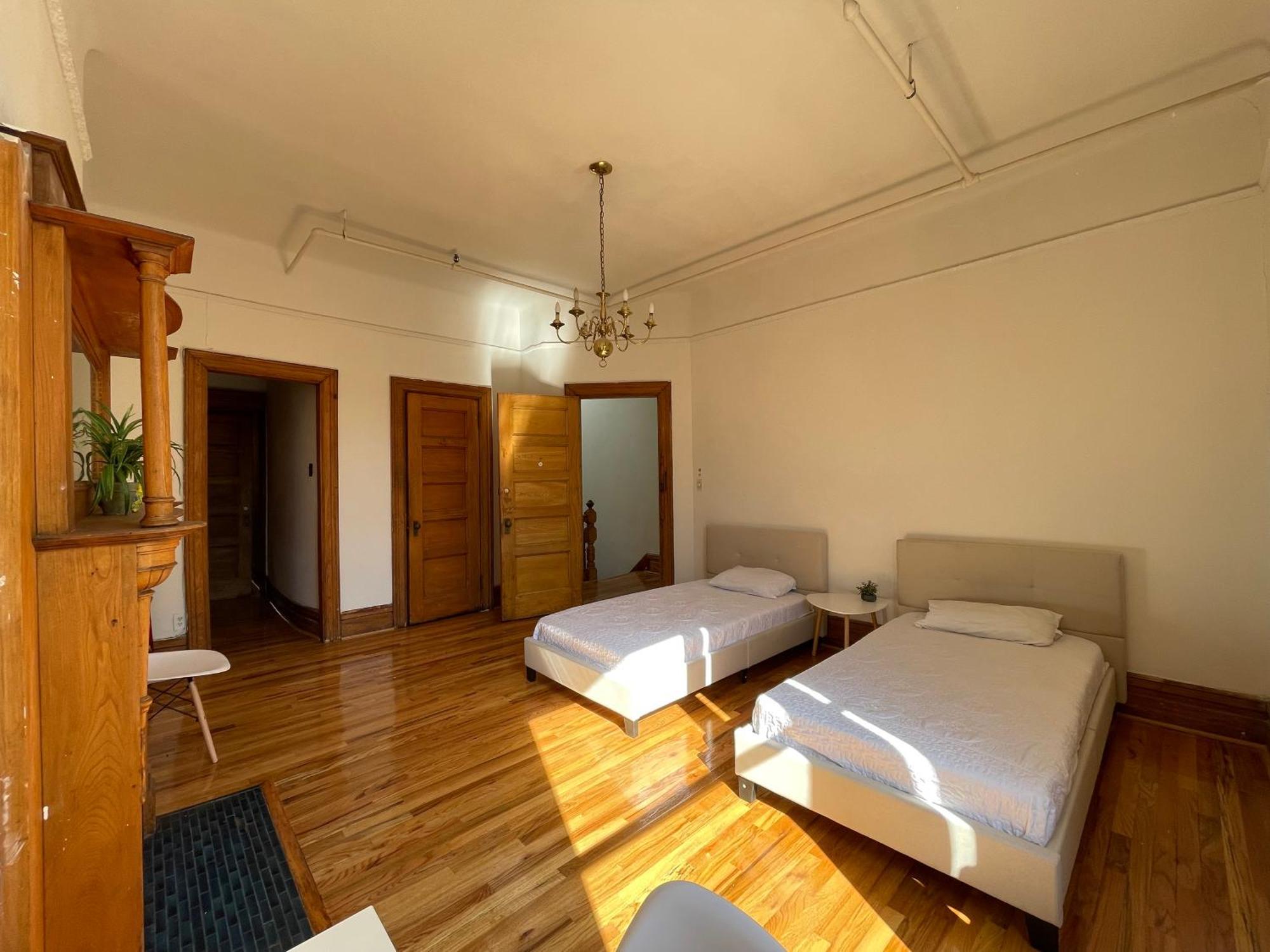 Large In Charming Townhouse Nova York
