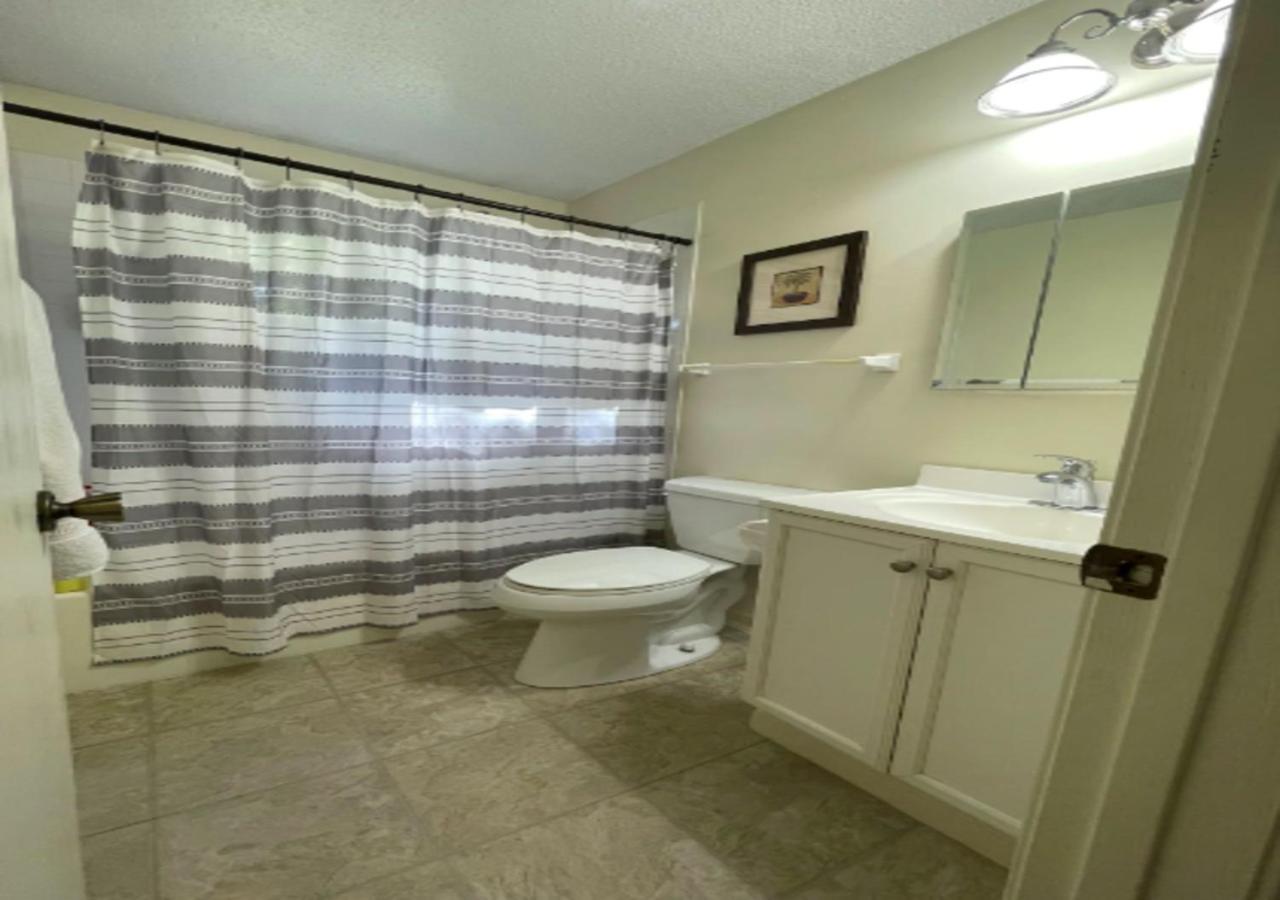 Modern 2 Bed One Bath At West Side Apartment
