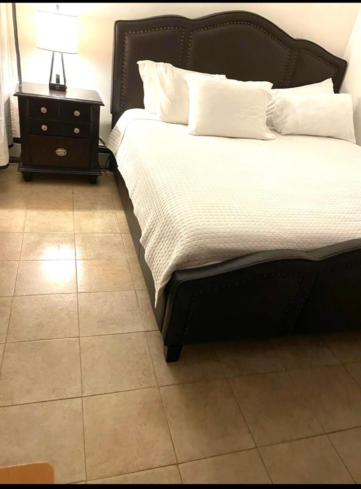Homestay Large 3-bedrooms/2-bath Apt, One Block To Train *