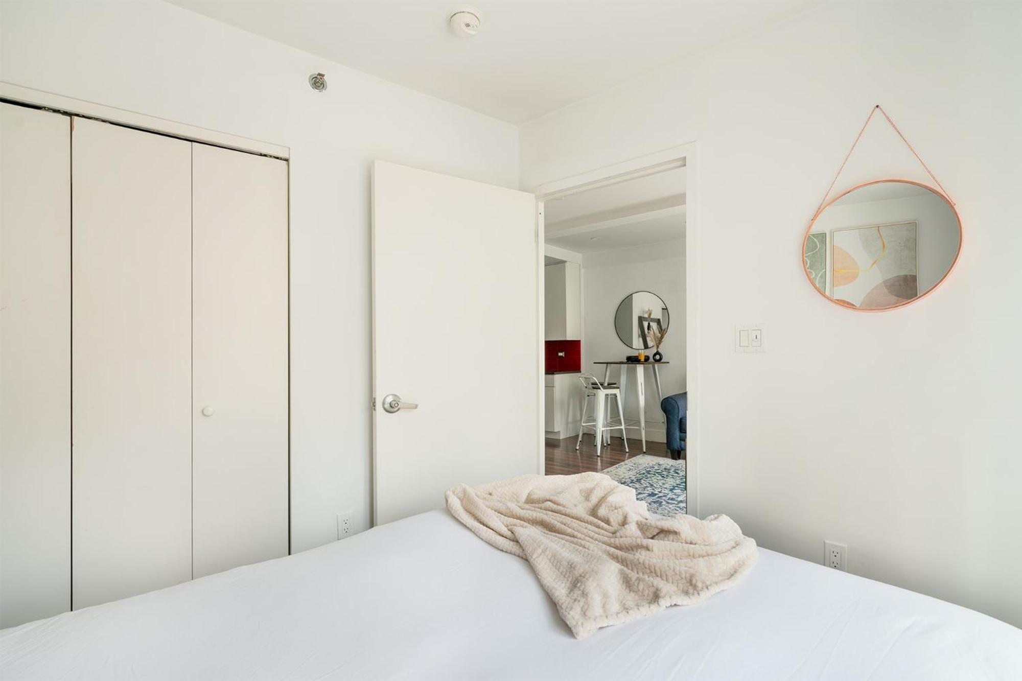 809-3a 1br Columbus Circle Elevator W D