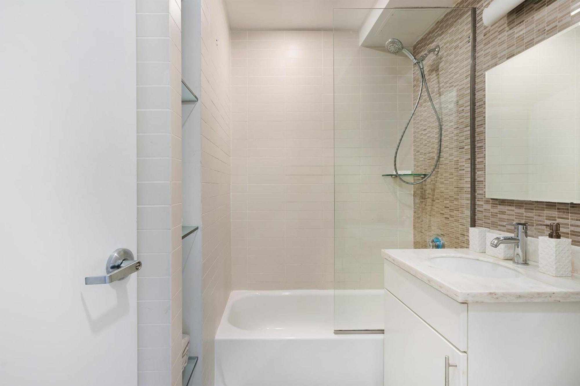 809-3a 1br Columbus Circle Elevator W D Apartment *