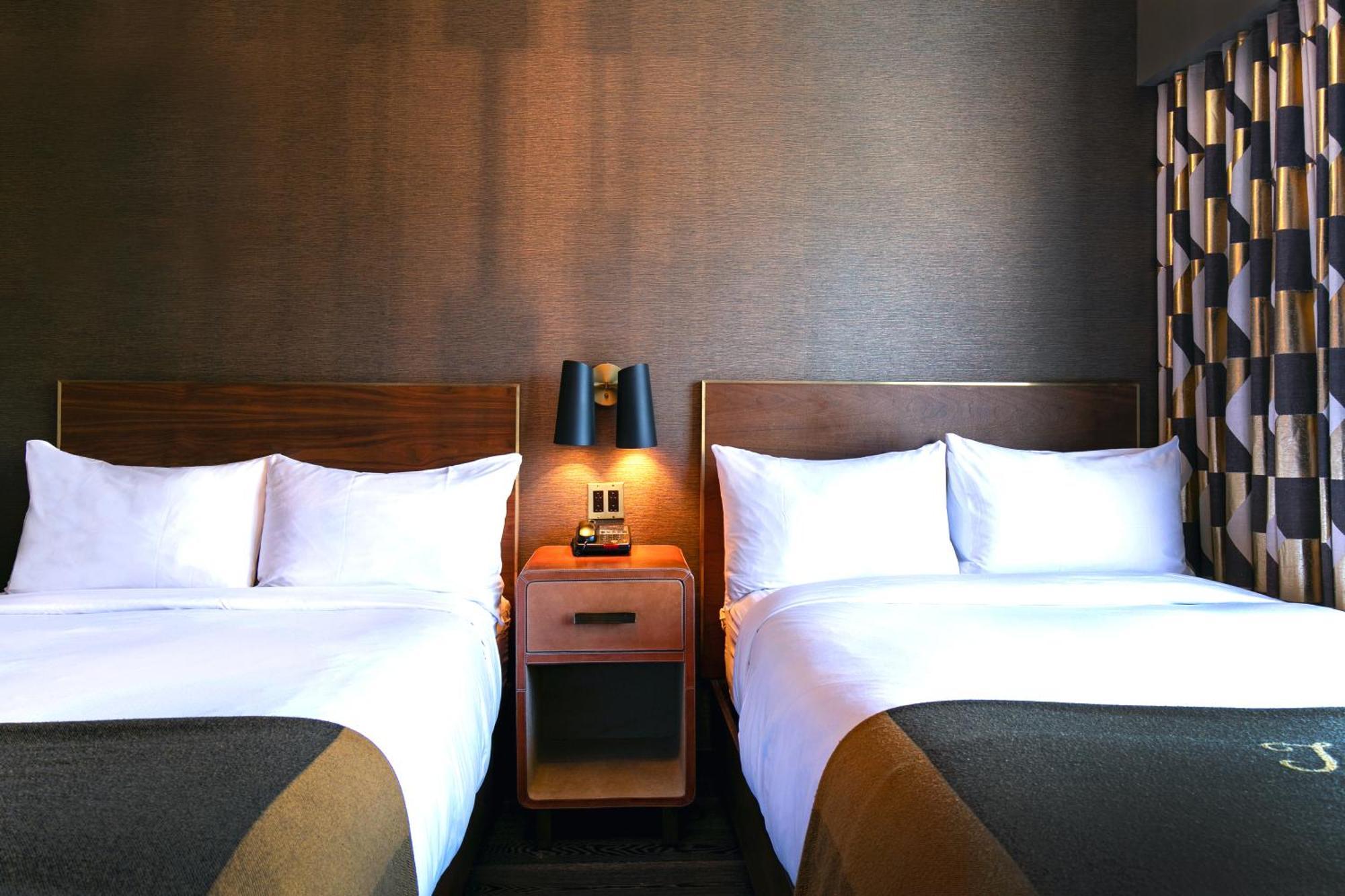 Khách sạn Roxy 4*