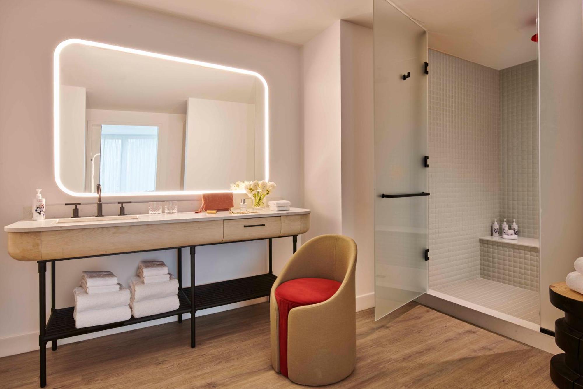 Khách sạn Virgin 4*