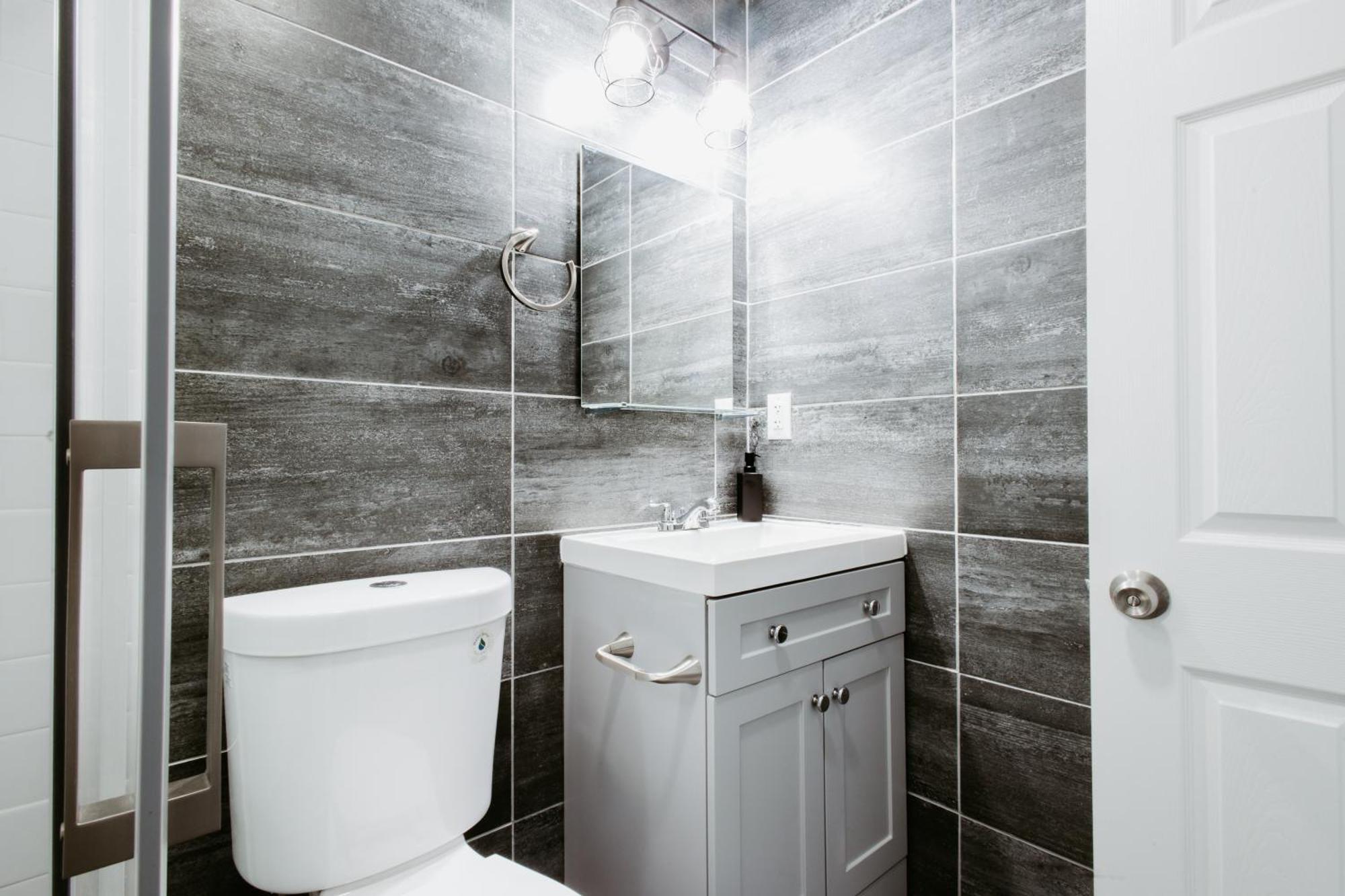 Modern 2 Bedroom Steps From Park! Căn hộ