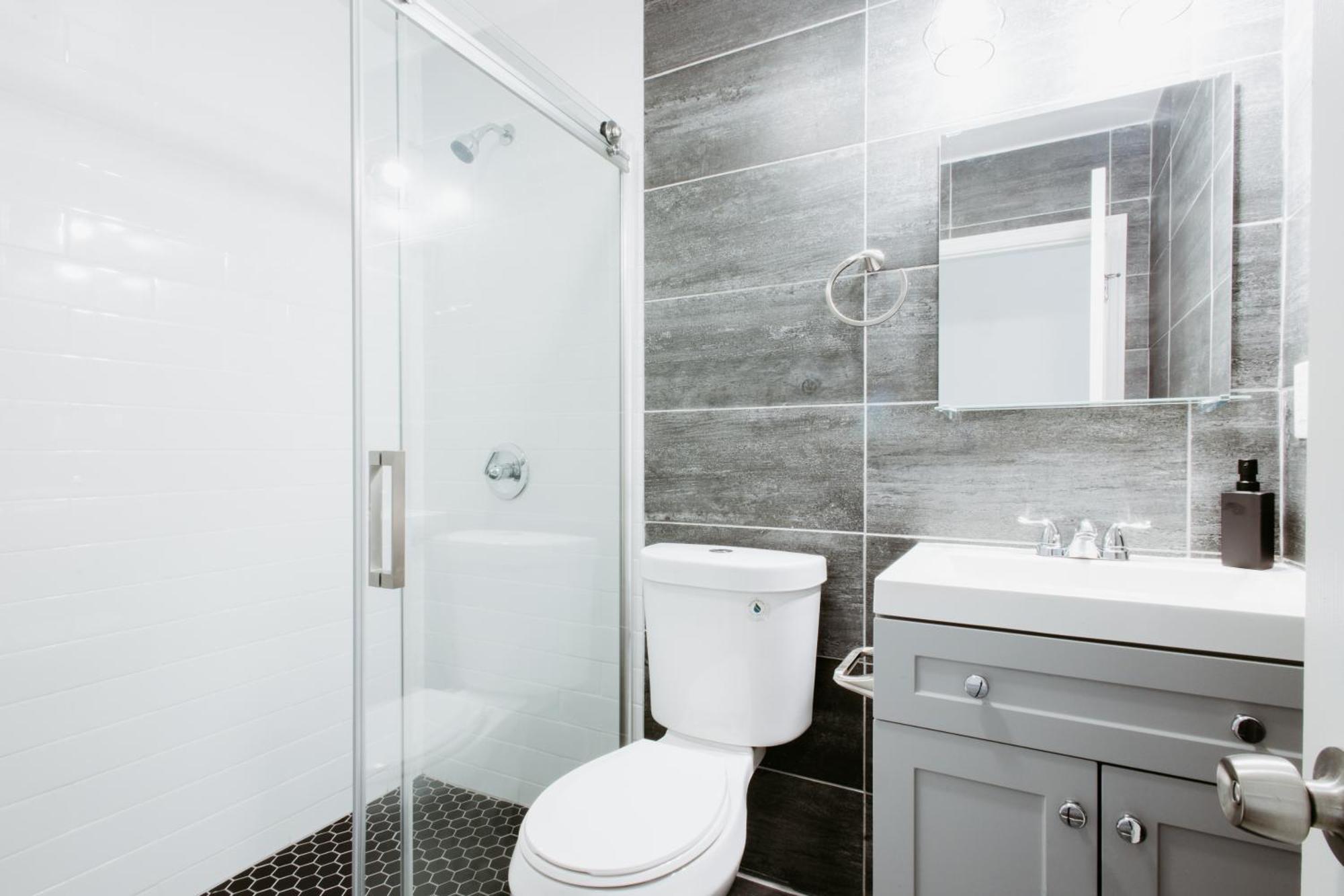 Căn hộ Modern 2 Bedroom Steps From Park!
