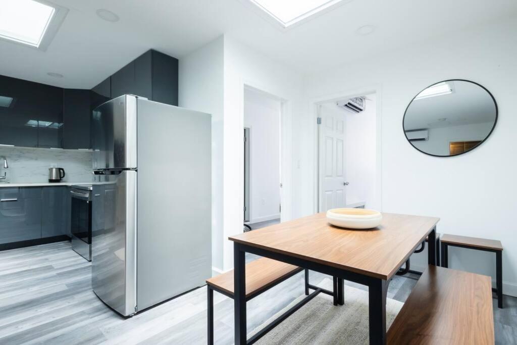 Modern 2 Bedroom Steps From Park! Căn hộ