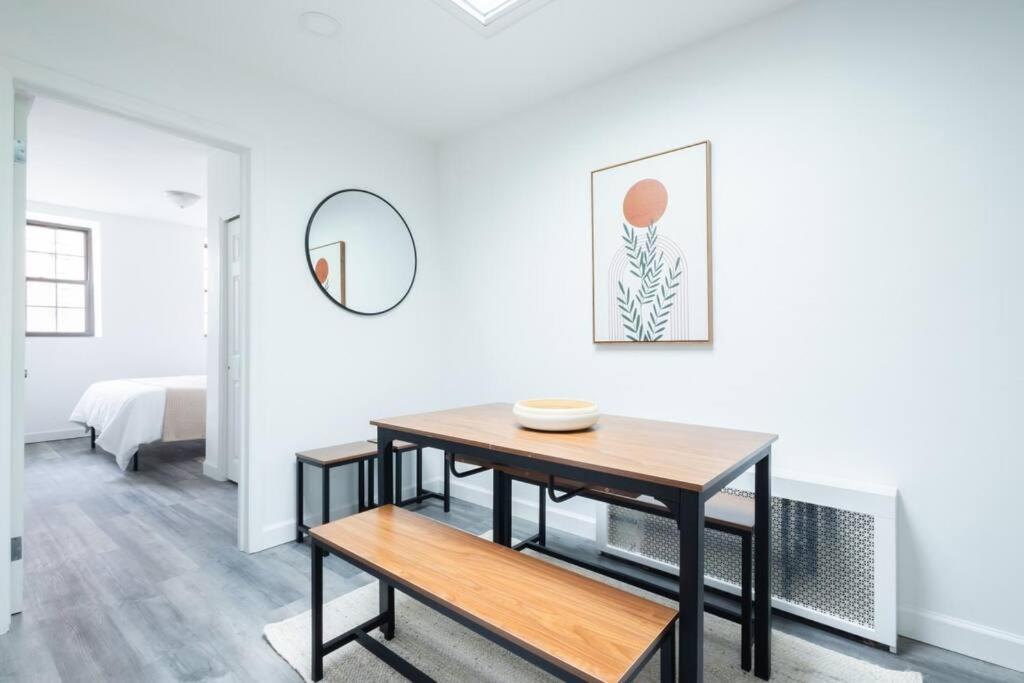 Căn hộ Modern 2 Bedroom Steps From Park!