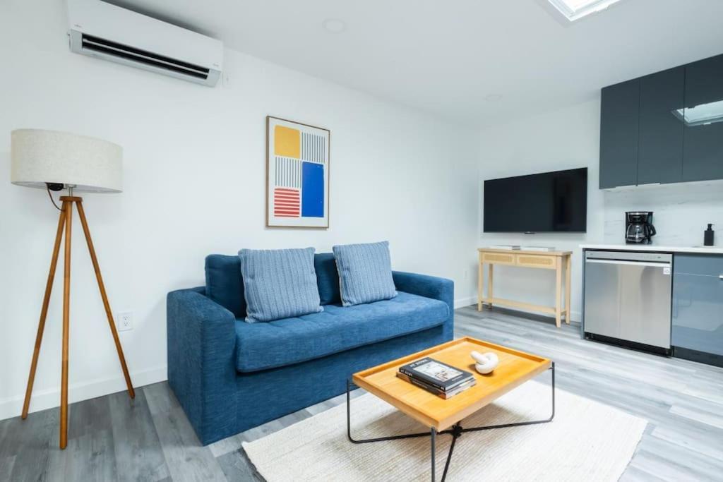 Căn hộ Modern 2 Bedroom Steps From Park! New York
