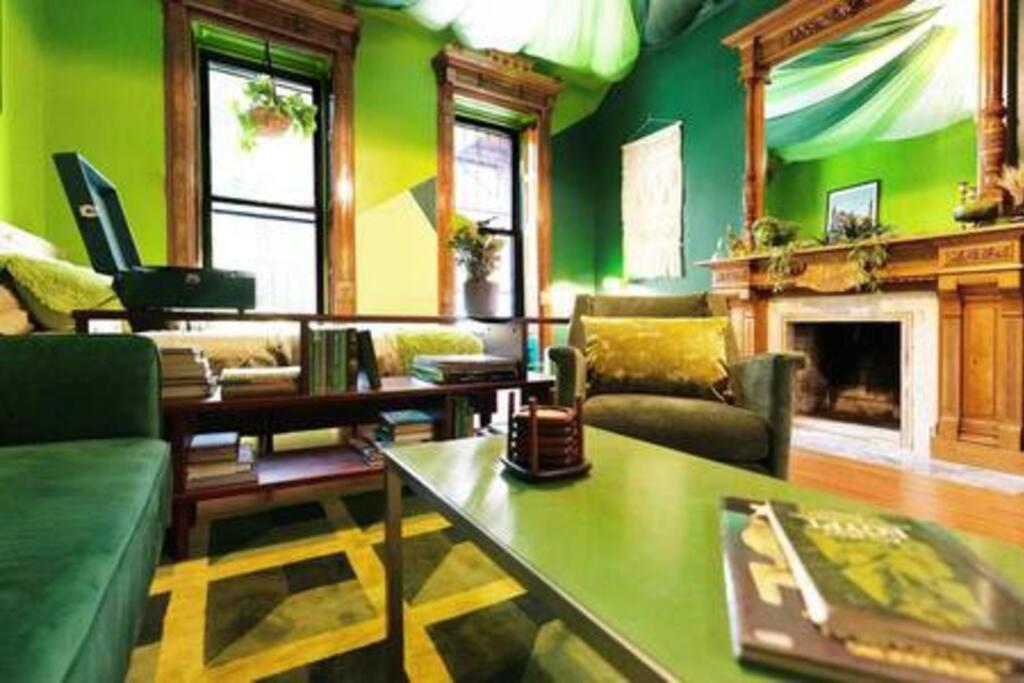 The Room: 70s Groove Themed Căn hộ