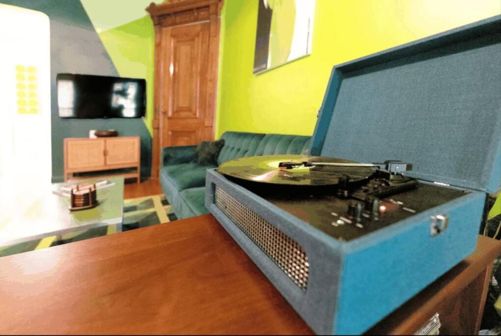 The Room: 70s Groove Themed Căn hộ New York
