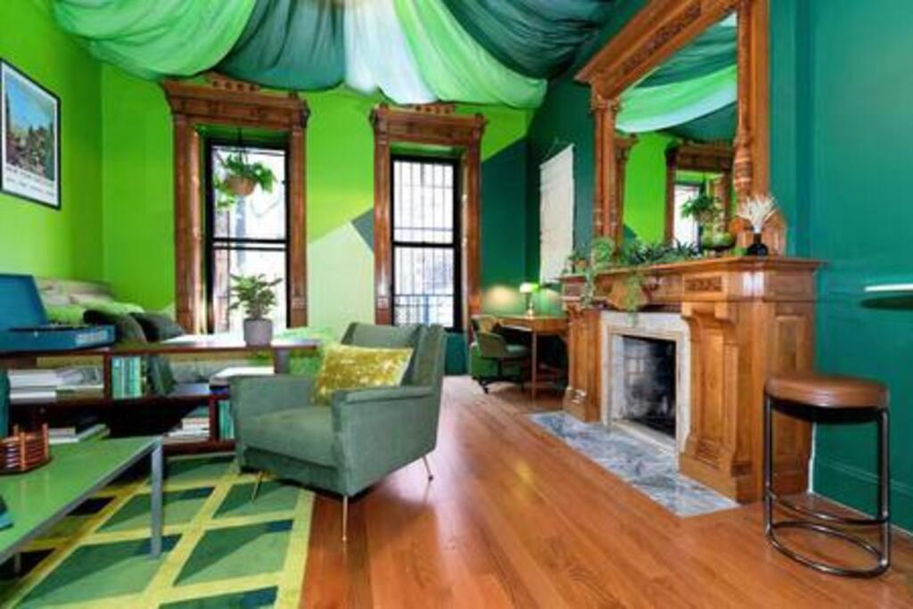 The Room: 70s Groove Themed Căn hộ New York