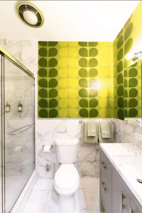 Căn hộ The Room: 70s Groove Themed New York