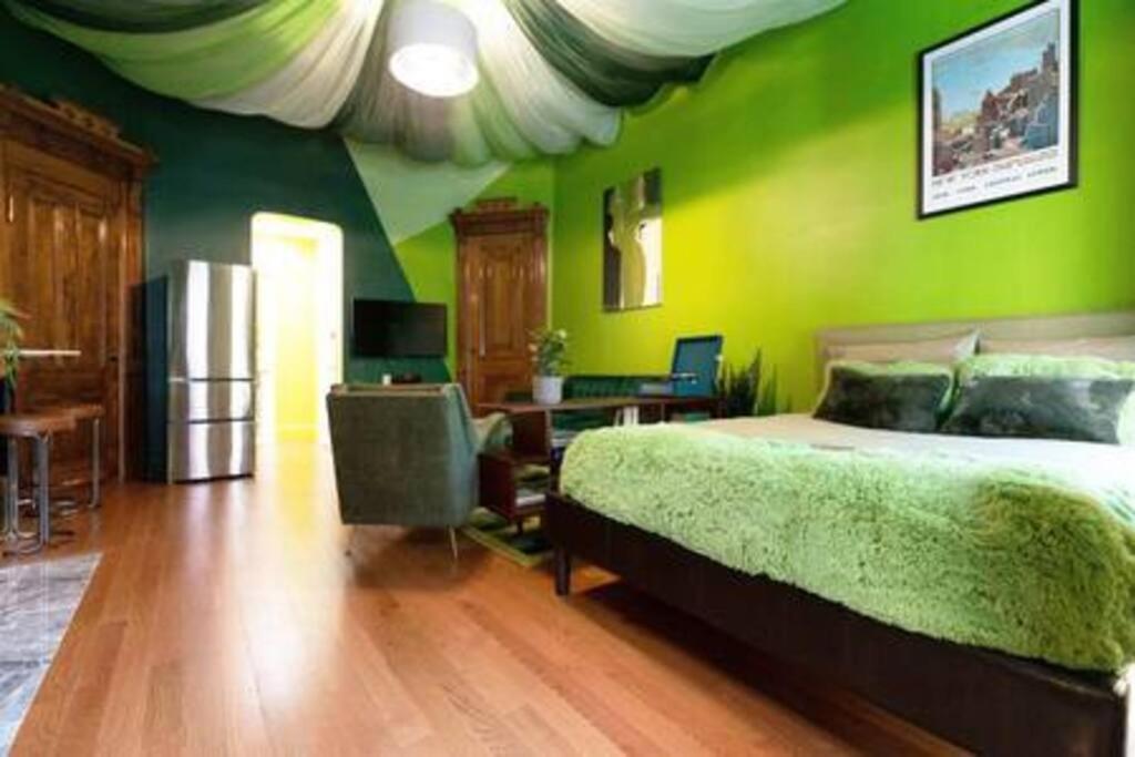 The Room: 70s Groove Themed Căn hộ New York