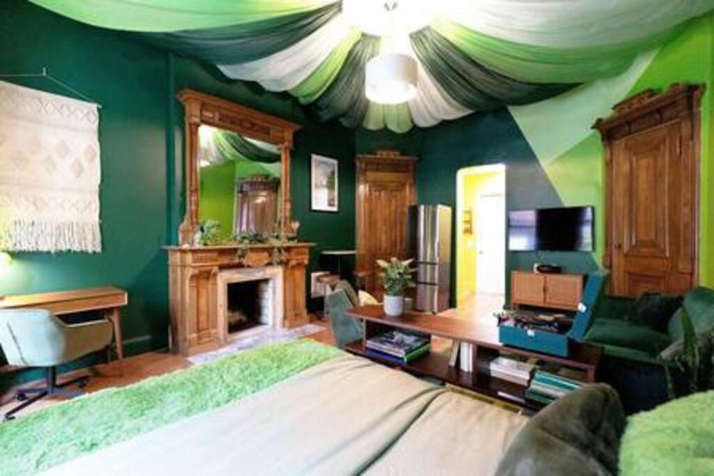 The Room: 70s Groove Themed Căn hộ