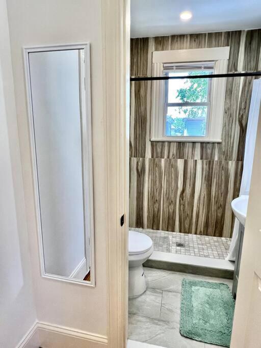 Modern - 3 Bedrooms, 2 Bathrooms Căn hộ