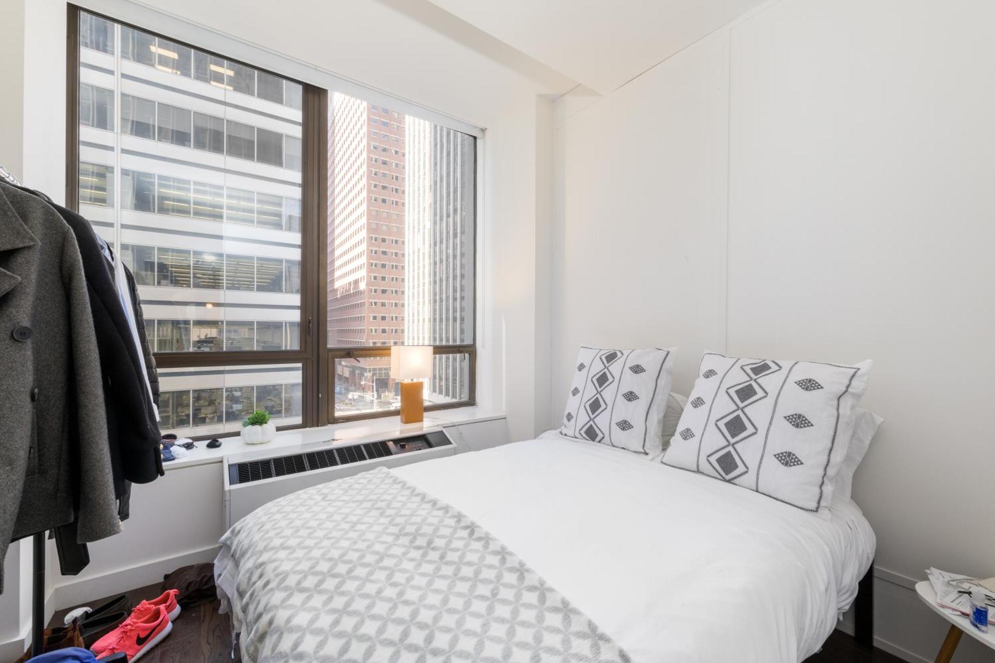 Outstanding & Bright 5bdr & 2 Bth In Downtown Manhattan Apartment *