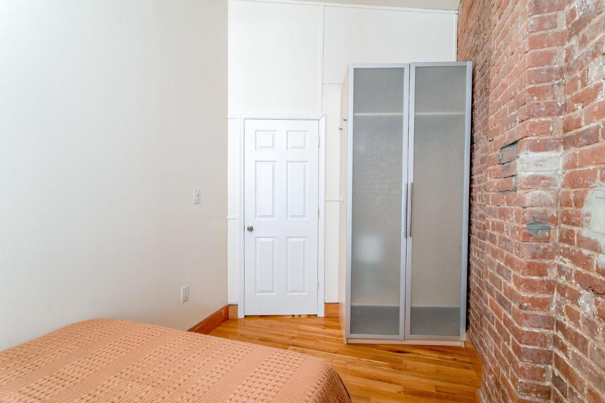 Wonderful 3br 1bath Only Steps From Times Square & Park Apartment *