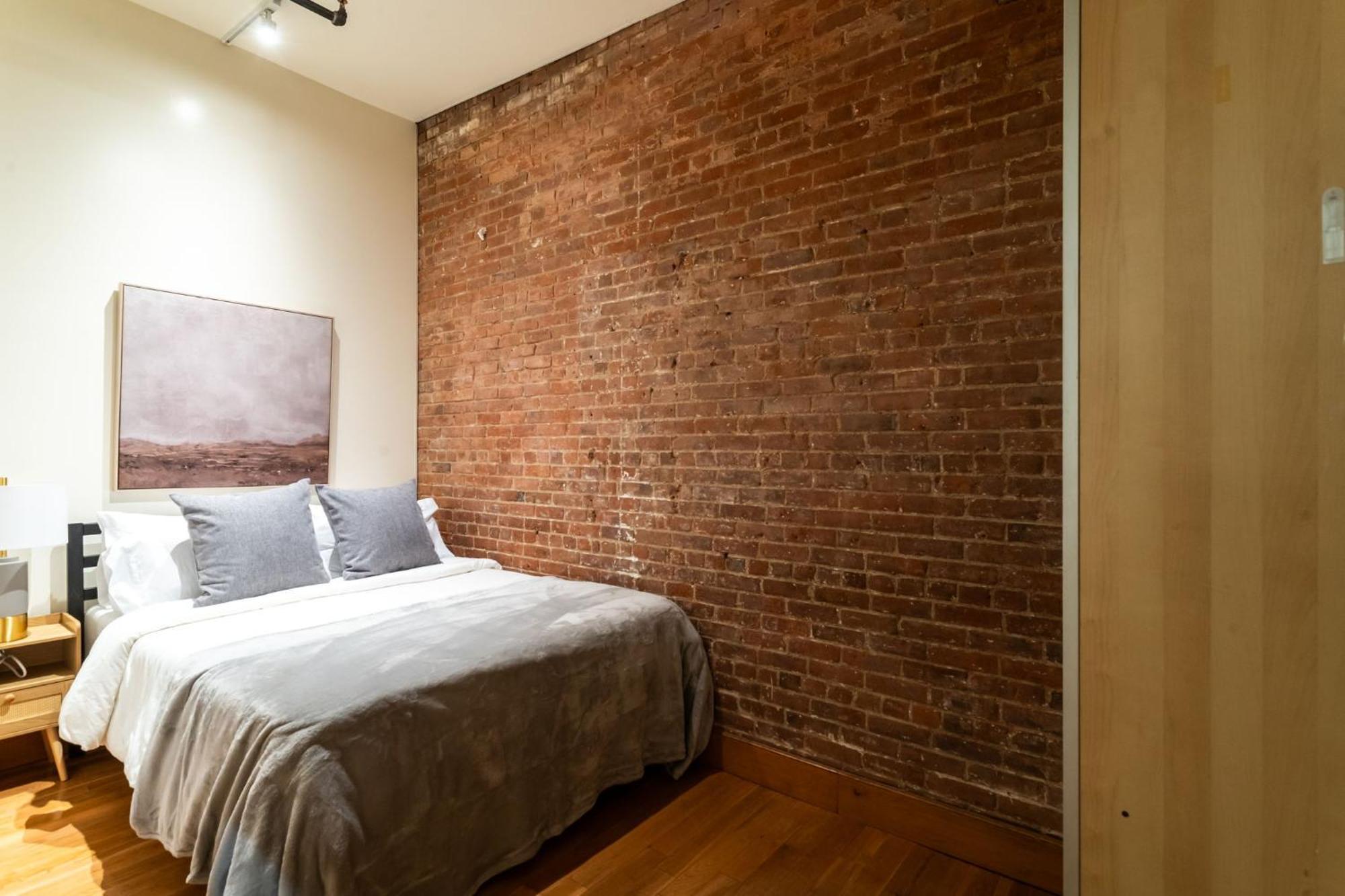 Wonderful 3br 1bath Only Steps From Times Square & Park * New York