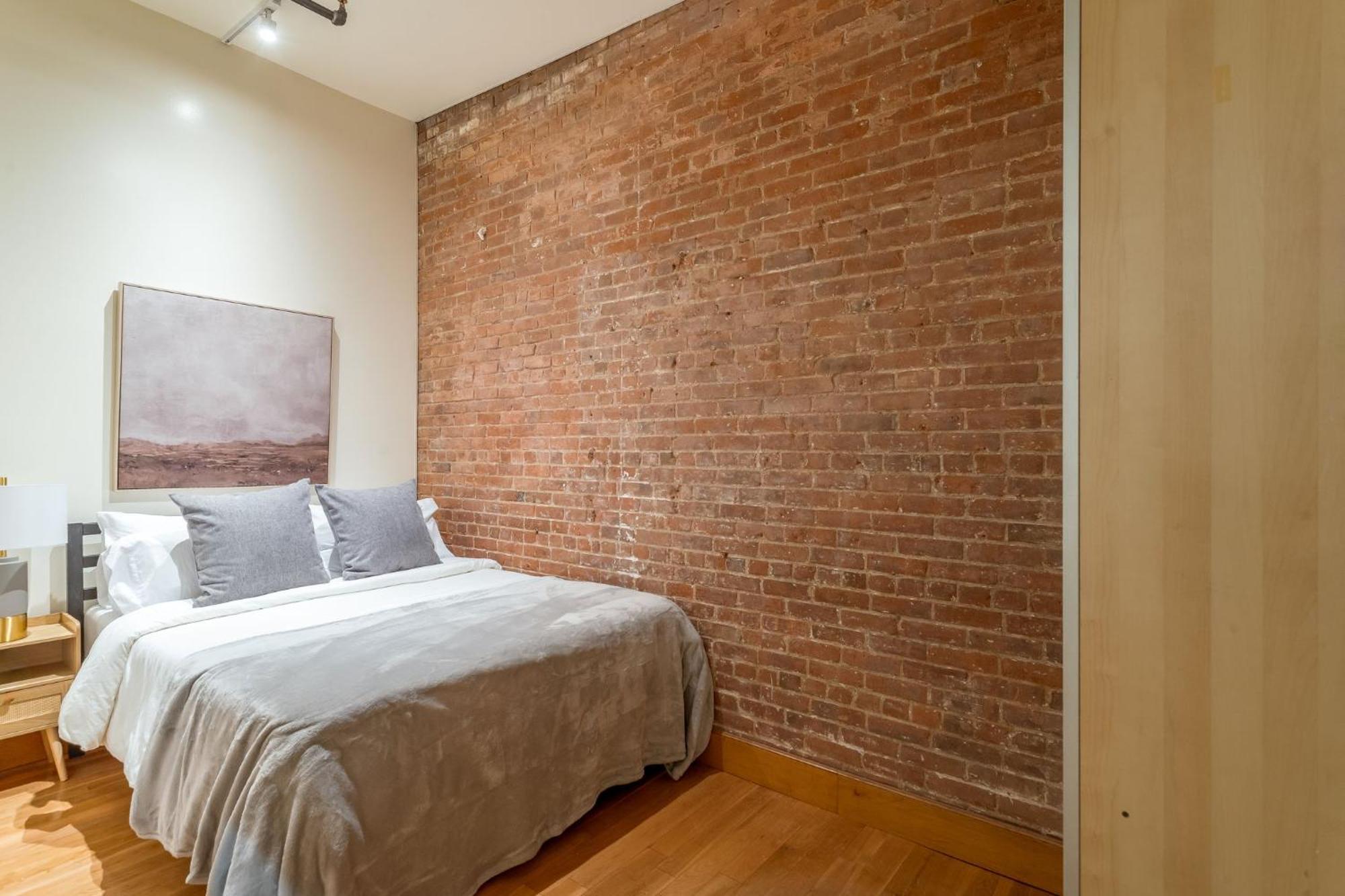 Wonderful 3br 1bath Only Steps From Times Square & Park Apartment *