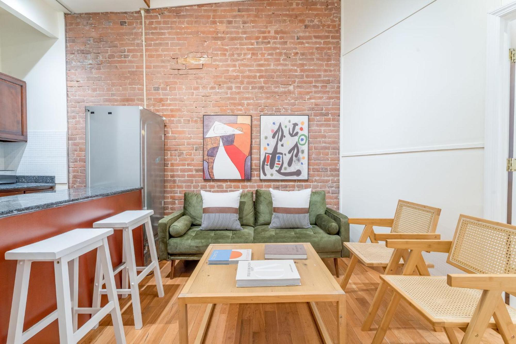 Wonderful 3br 1bath Only Steps From Times Square & Park * New York