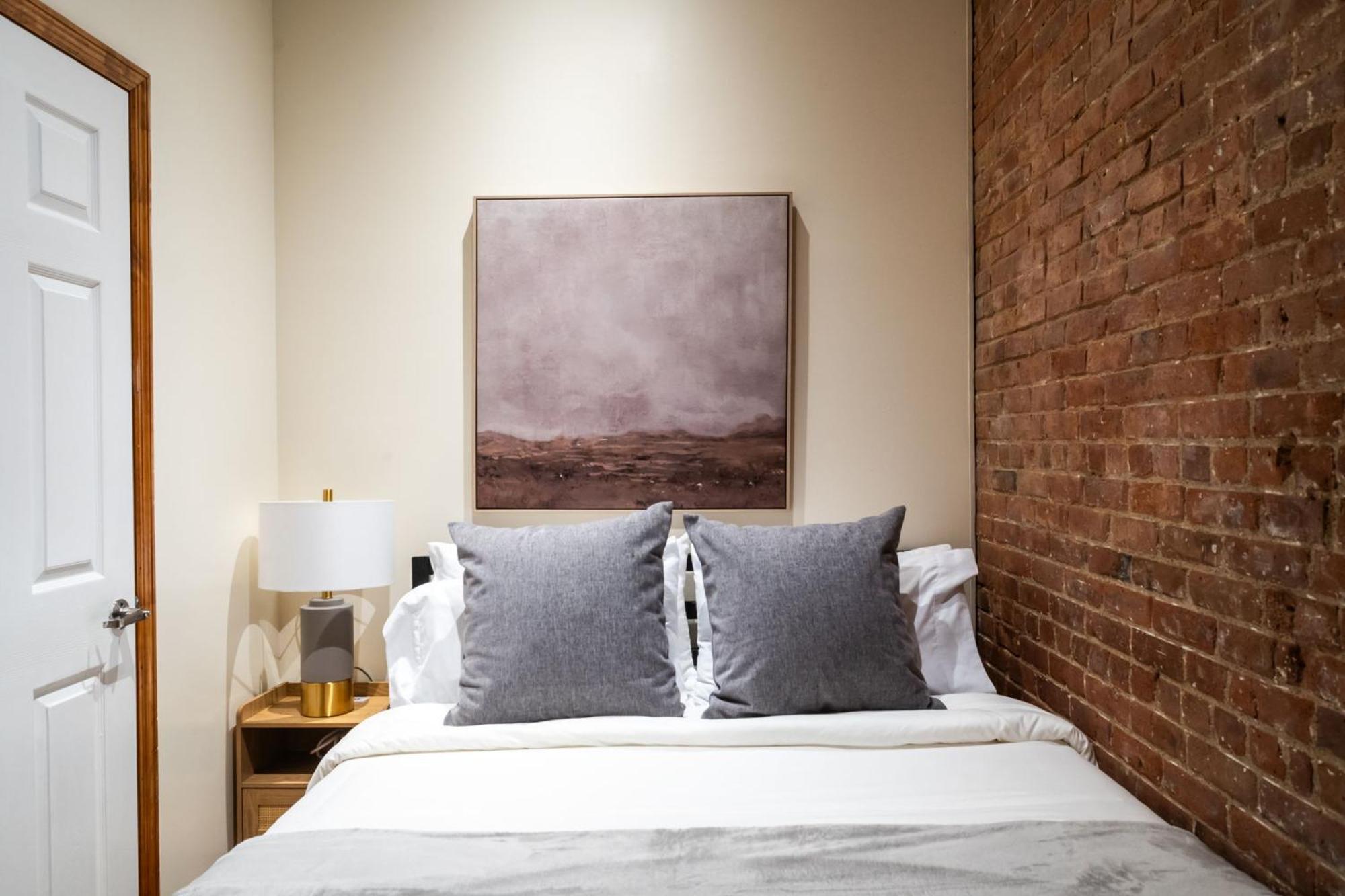 Wonderful 3br 1bath Only Steps From Times Square & Park Apartment