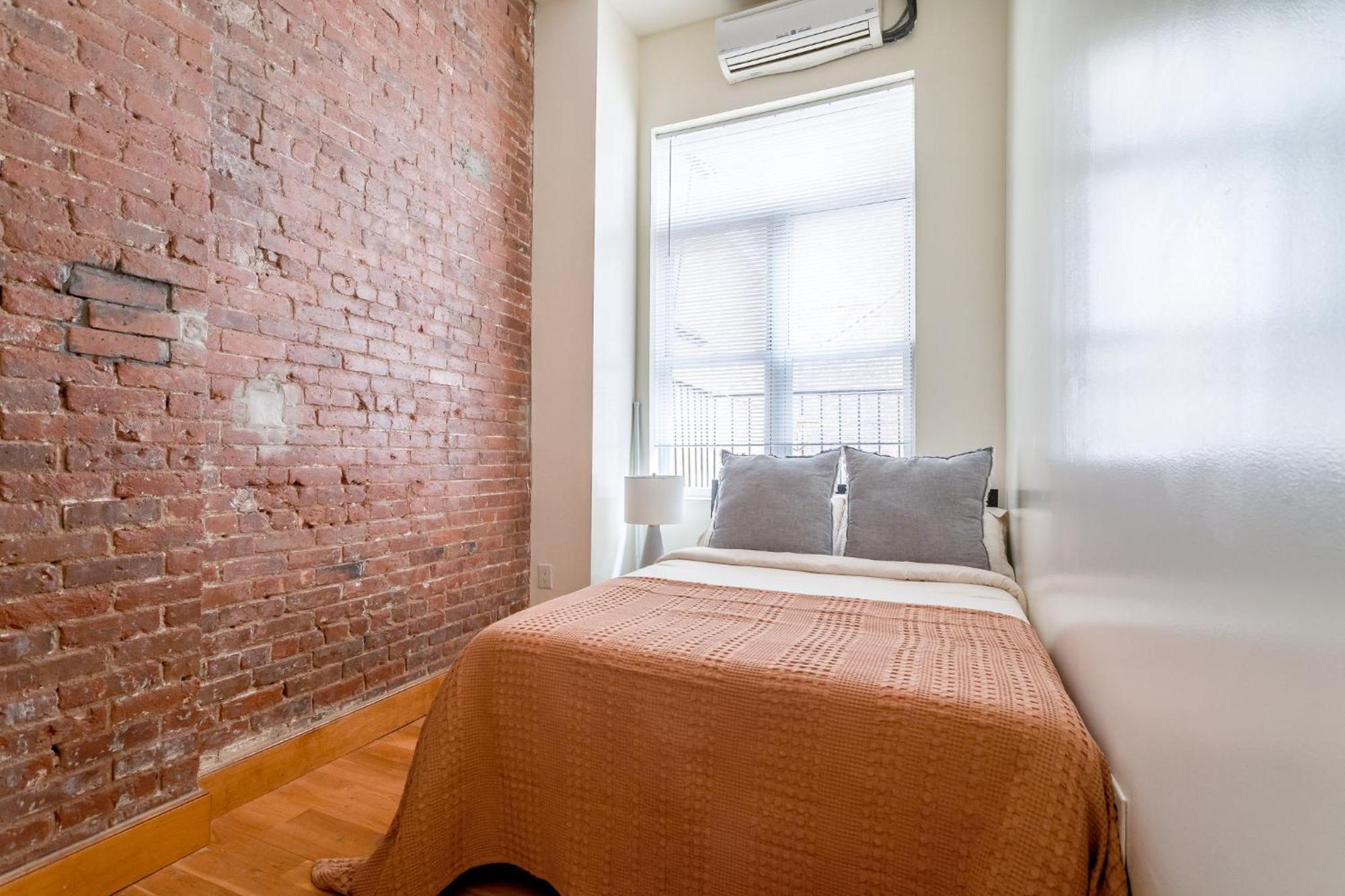 Wonderful 3br 1bath Only Steps From Times Square & Park *