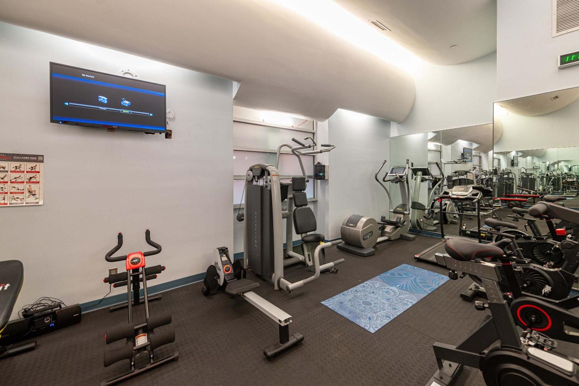 Stunning In Heart Of With Gym & Căn hộ *