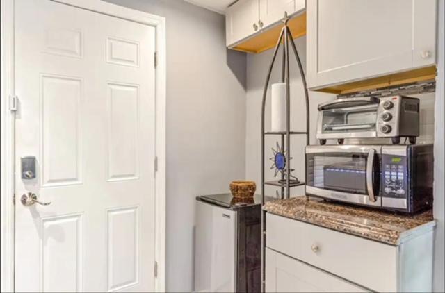 Brooklyn Spacious Space With Private Entrance, Bathroom, & Backyard - Full-kitchen Apartamento