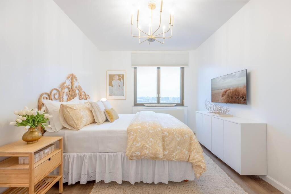 Apartment Designer Apt For 6, City Views, Near Times Square!