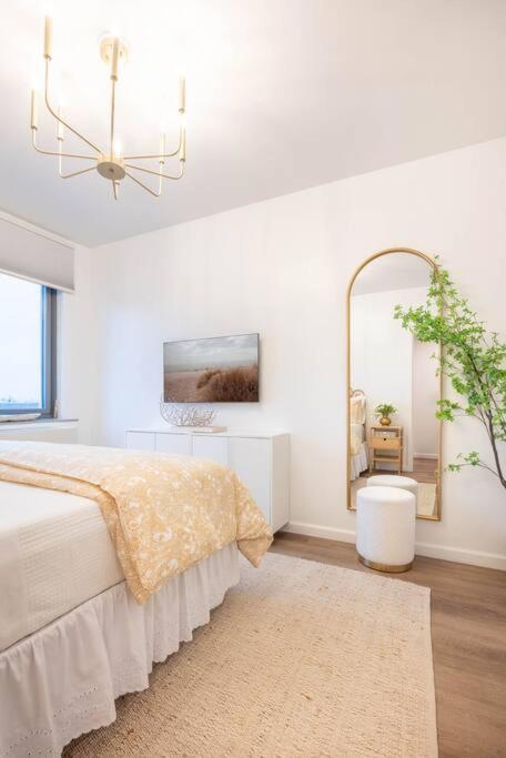Designer Apt For 6, City Views, Near Times Square! New York