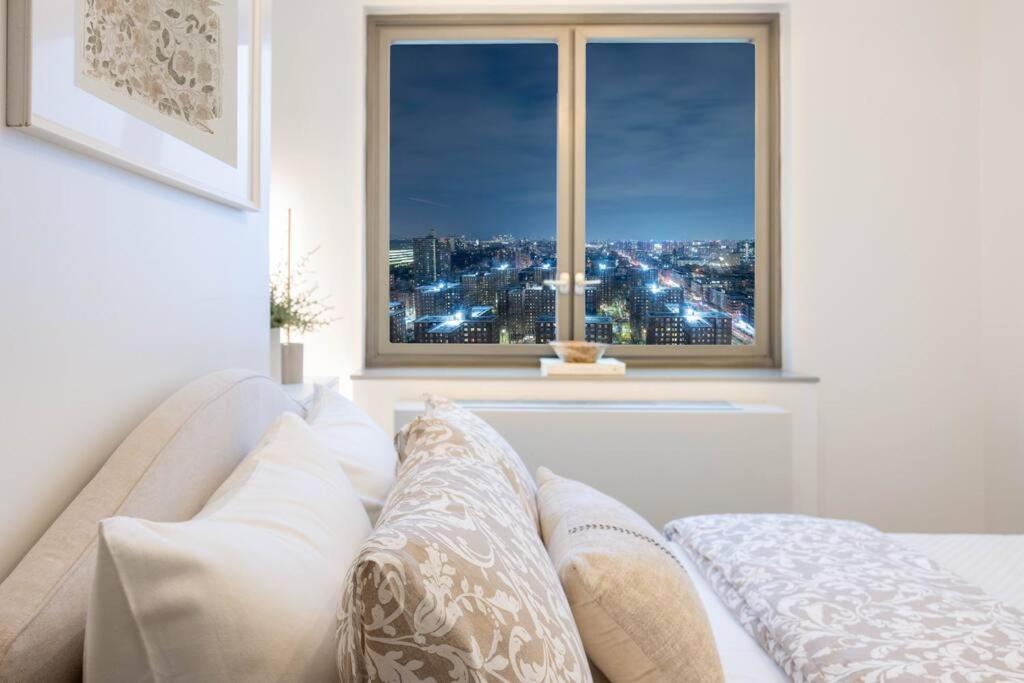 Apartment Designer Apt For 6, City Views, Near Times Square! New York