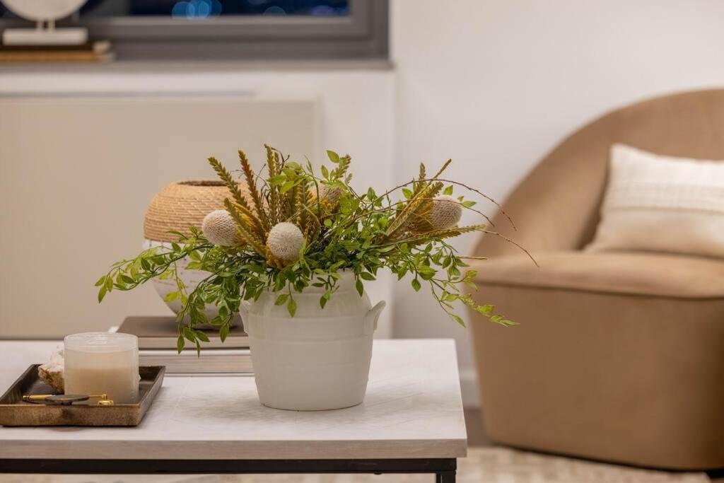 Apartment Designer Apt For 6, City Views, Near Times Square! New York