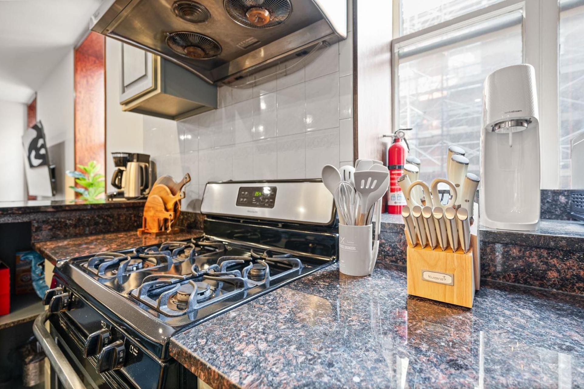 Massive Soho Loft 5bedrooms 2 Baths - 2500 Sqft Hotel