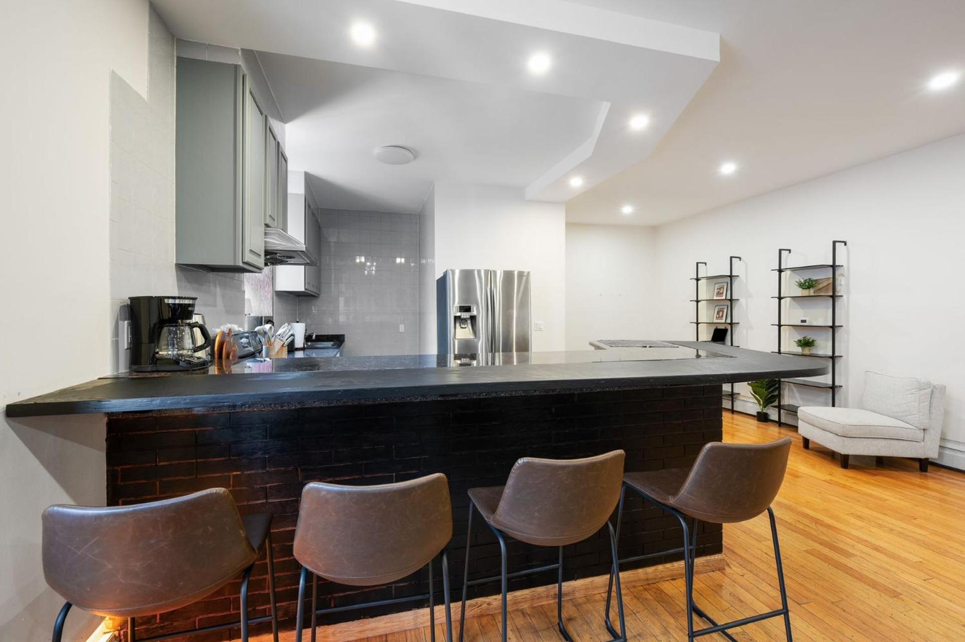 Massive Soho Loft 5bedrooms 2 Baths - 2500 Sqft